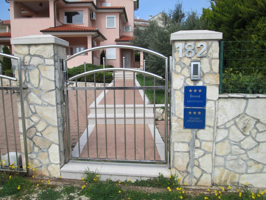 Apartments Villa Fernetich Premantura Exterior foto